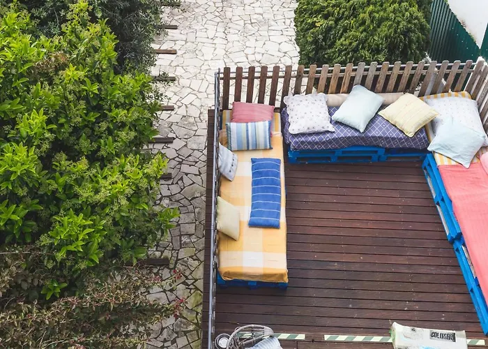 Vandrarhem Chill Hill & Private - Peach Garden Ericeira